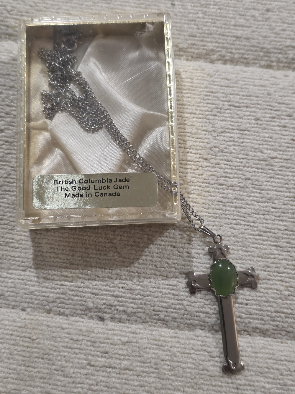 Vintage (1970s?)British Columbia Jade Green Silver-tone Cross Pendant Necklace